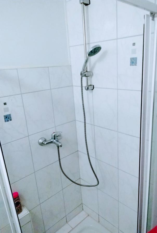 Julia'S Monteur Oase - Premium Apartment Exklusiv Fuer Solo-Reisende エネペータール エクステリア 写真