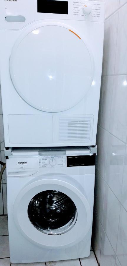 Julia'S Monteur Oase - Premium Apartment Exklusiv Fuer Solo-Reisende エネペータール エクステリア 写真