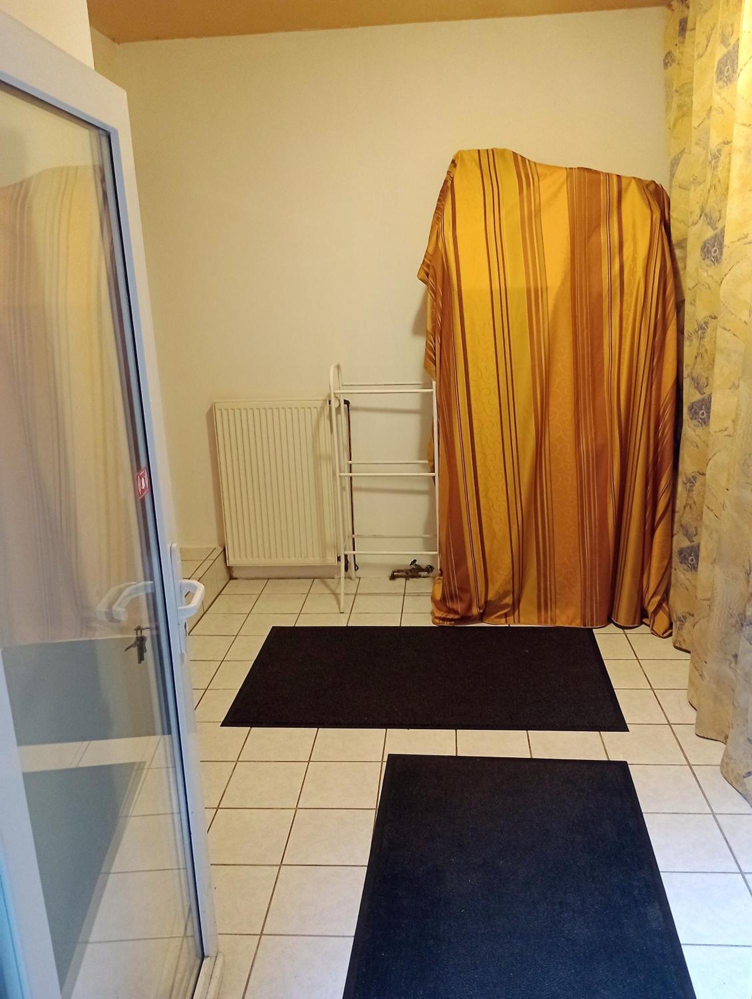 Julia'S Monteur Oase - Premium Apartment Exklusiv Fuer Solo-Reisende エネペータール エクステリア 写真
